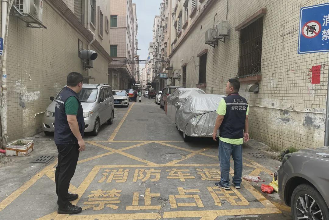 护航“百千万工程”|社区开展消防通道专项整治检查行动(图2)