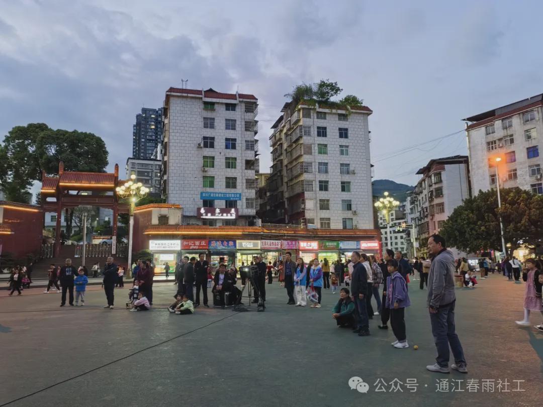 北街社区|“坝坝电影进社区，重温红色风雨路”露天观影活动(图2)