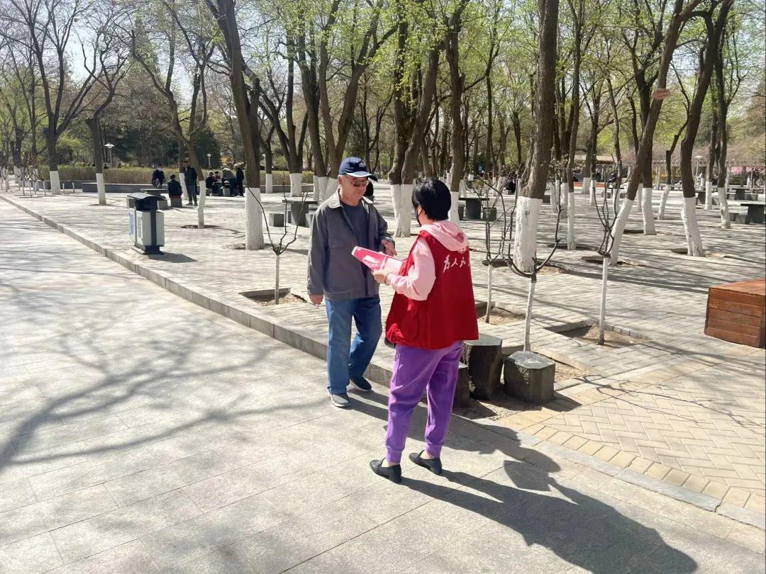 长青街道花园社区开展全民国家安全教育日宣传活动(图2)