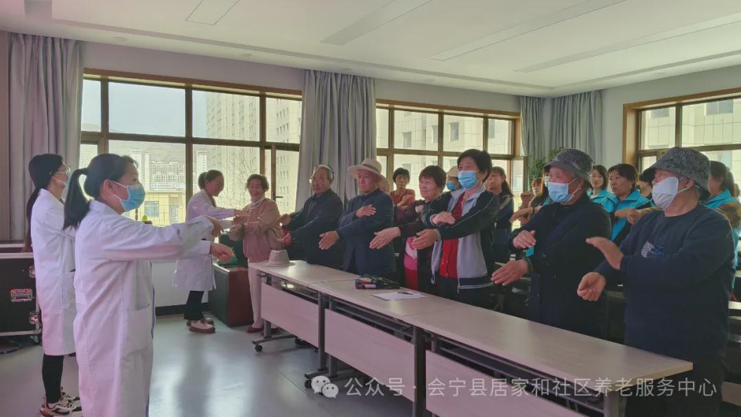 【养老快讯】“康养服务进社区,居家养老更贴心”——会宁县居家和社区养老服务中心开展义诊义检活动。(图2)