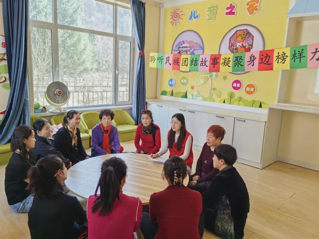 长兴街道吐月社区开展“聆听民族团结故事 凝聚身边榜样力量”圆桌宣讲活动(图1)