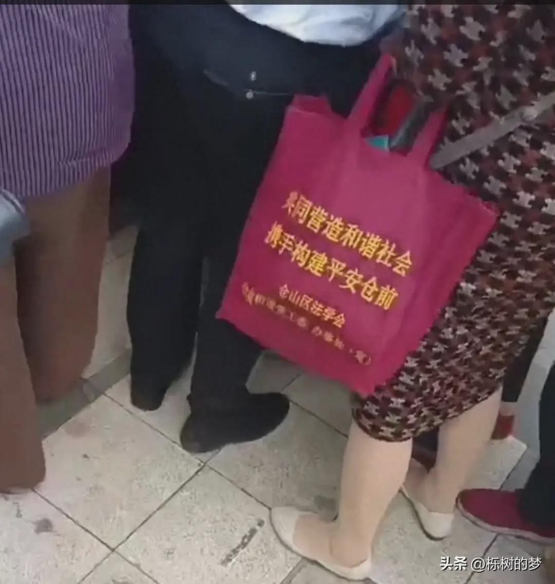 老人超市排队领鸡蛋,大爷趁机摸臀猥亵大妈(图1)
