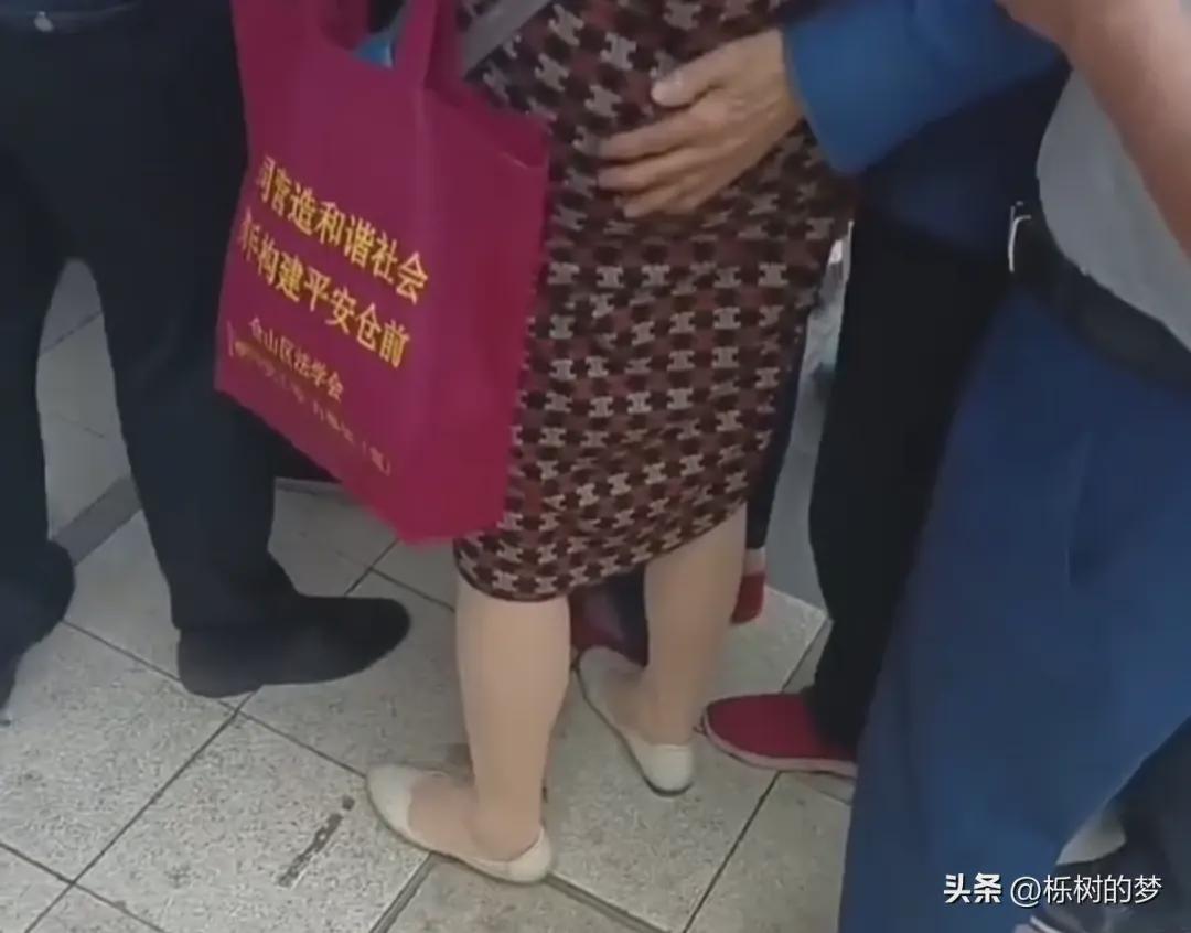 老人超市排队领鸡蛋,大爷趁机摸臀猥亵大妈(图2)