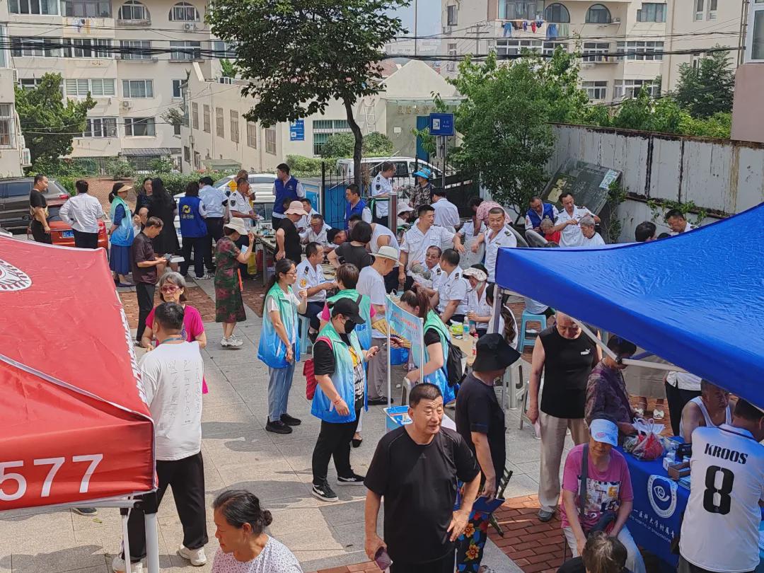 珠海路街道海口路社区“就享家”乐业服务站积极开展青岛市就业援助政策宣传活动(图1)