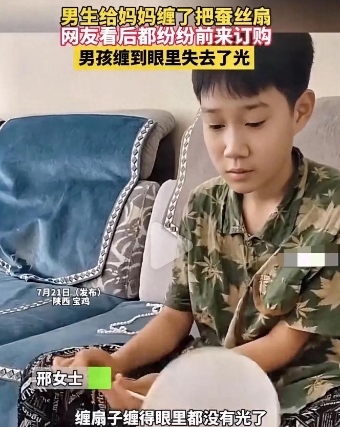 儿子给妈妈缠了1把扇子后暑假没了 儿子现在缠扇子缠得“生无可恋”(图1)