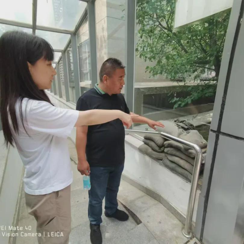 党群阵地@你丨京贸家园社区加强雨前防汛巡视排查安全隐患(图1)