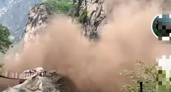虎跳峡山体滑坡 事发时有游客在拍照 当地旅游部门回应称,此事未造成人员伤亡(图1)