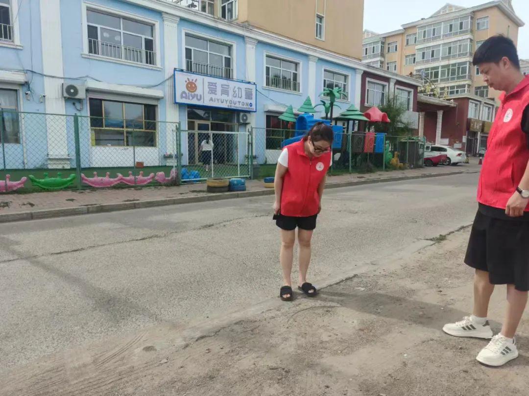 伊兰社区全面排查积水巷路,筑牢安全防线,消除隐患保民生(图1)