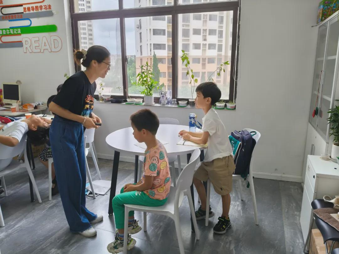 初家街道长安社区开展“书香伴成长”护苗·绿书签活动(图1)