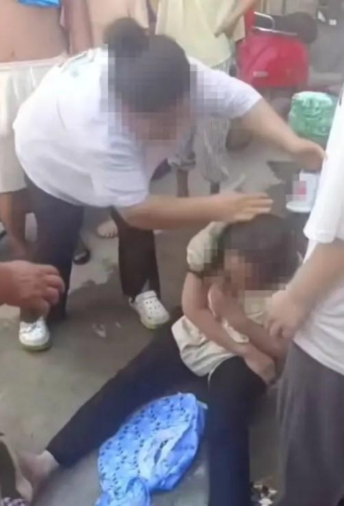 人贩子偷孩子被当街暴打?酂阳派出所工作人员回应称:两口子闹离婚 因孩子抚养权起冲突(图1)
