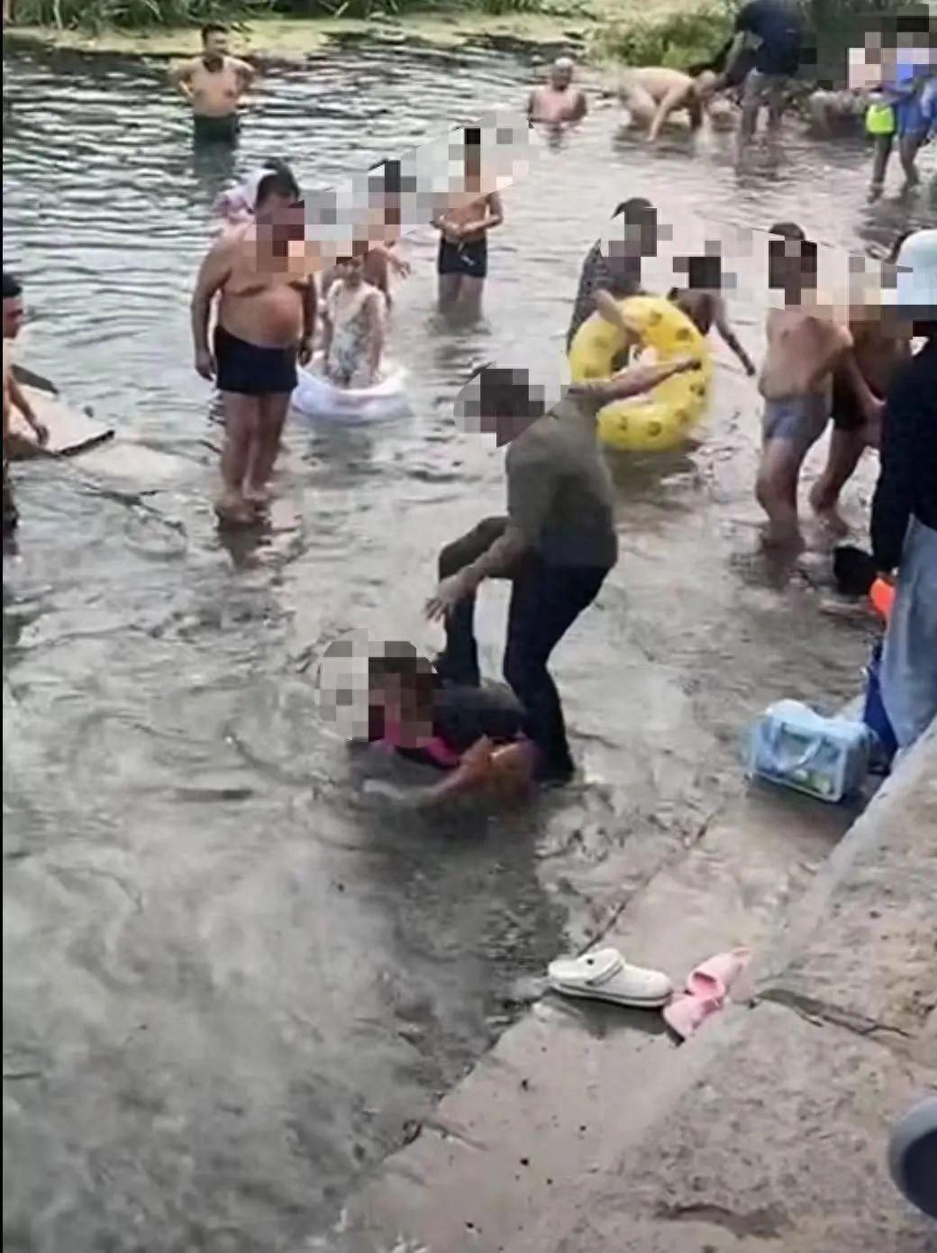 河南小南海景区发生打架事件!男子将女子头部按进水里,多方回应(图1)