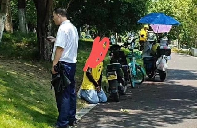 杭州西溪世纪保安与骑手冲突,美团、饿了么暂停西溪世纪中心附近外卖服务(图1)