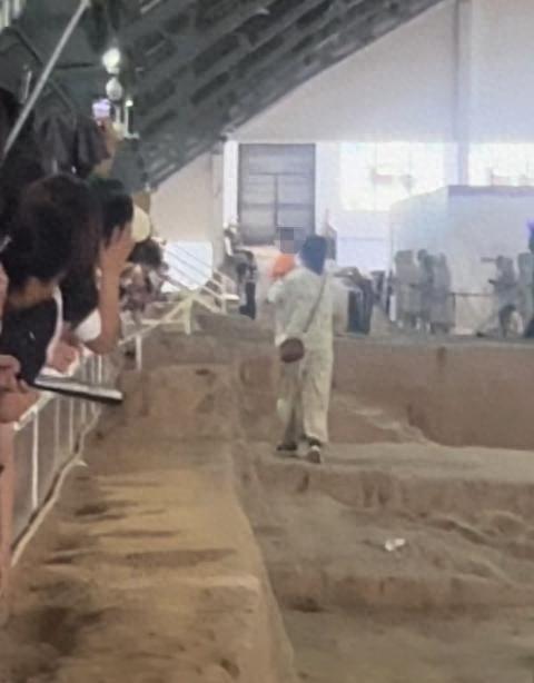 好样!女子抱娃走进兵马俑坑,小孩被雨淋湿后发烧抽搐(图1)