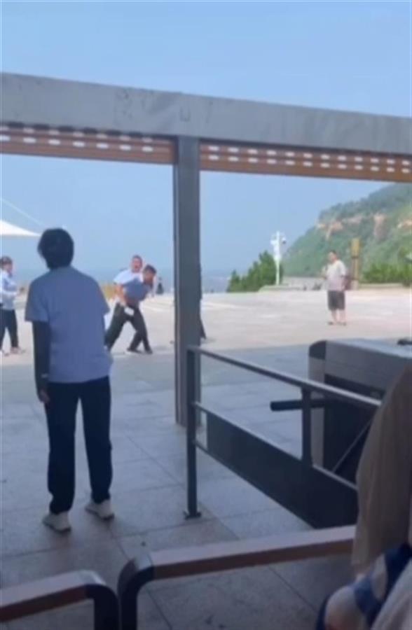 烟台一景区员工拿刀欲砍游客被拦腰抱住?官方:游客言语挑衅,涉事员工被开除(图2)