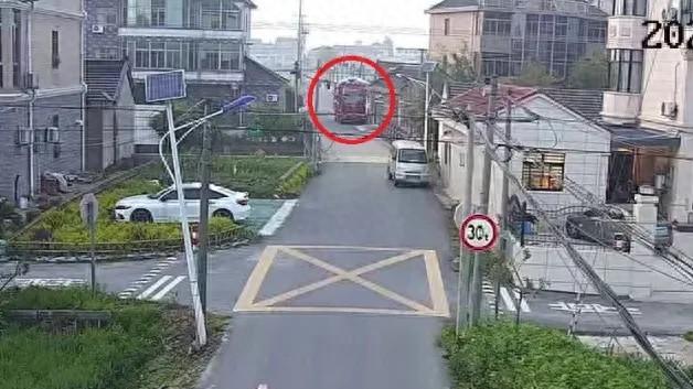 男子卖8吨旧衣物给同行,一觉醒来人和货物不知去向!警方找到时同行正在骗下一人(图1)