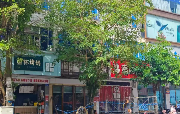 高空作业安全警钟长鸣!一男子拆户外广告牌,不慎触电身亡(图1)
