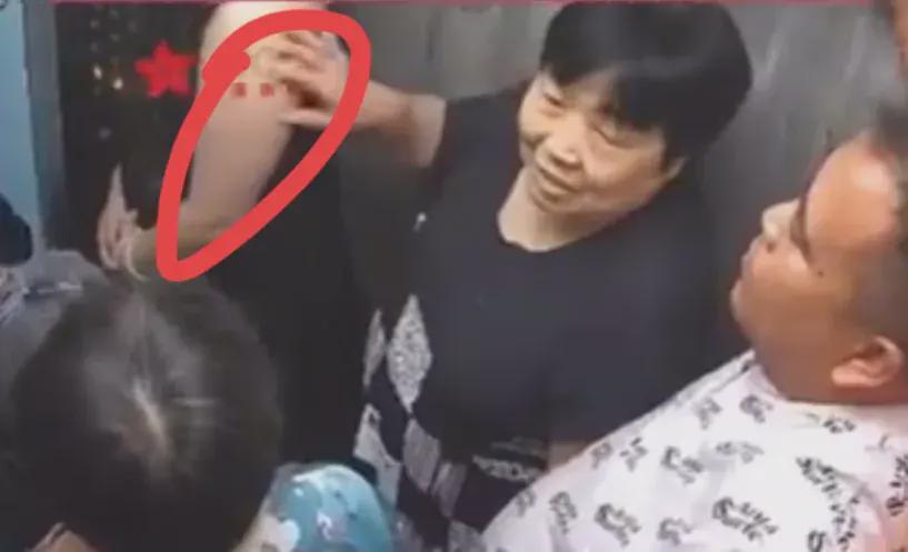 电梯内众人说笑 女生一句吵死引冲突，口吐‬飞沫‬还‬要赔偿‬？(图2)