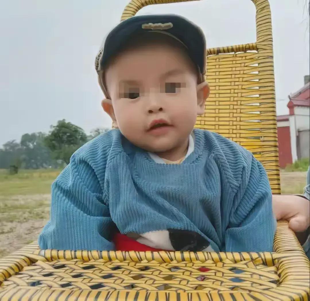 爷爷沉迷手机 孙子河边洗玩具溺亡 4次求助无果溺亡(图1)