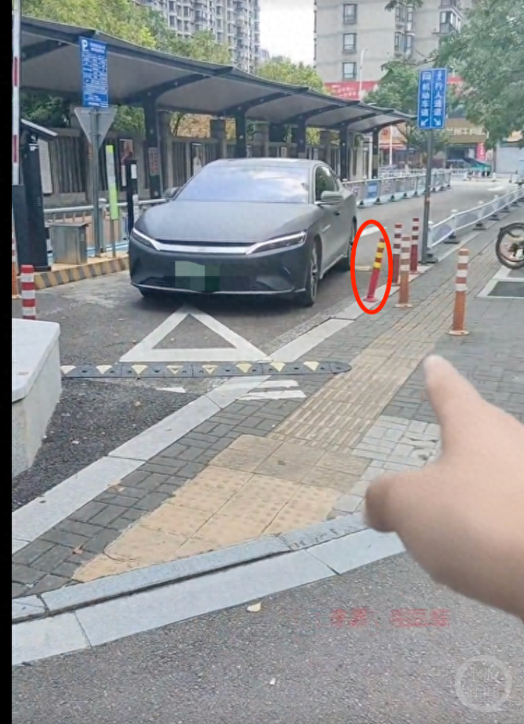 撞倒塑料警示立柱被索赔900元?网上一根才7.5元!街道办回应:系第三方服务公司(图1)