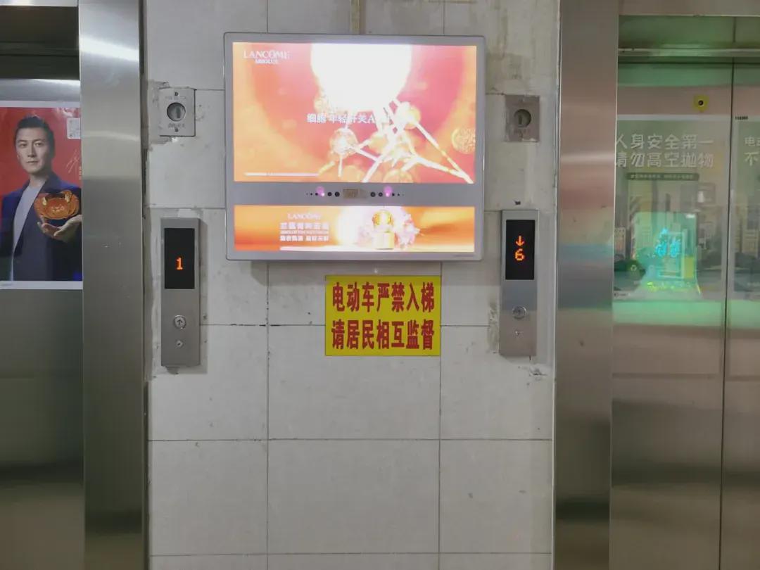男子劝阻老人带电池上楼，七旬老人被推倒在地，被警方行政拘留(图1)