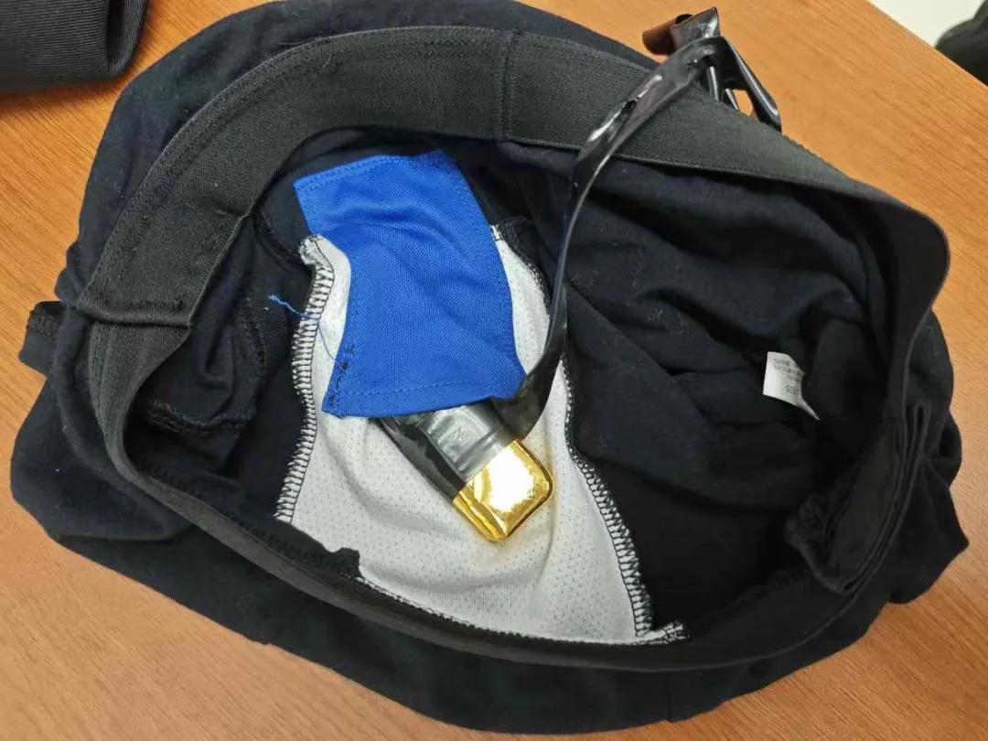 女子在裤裆藏匿金块进境!被罗湖海关查获 重393.3克,案值逾22万元(图2)