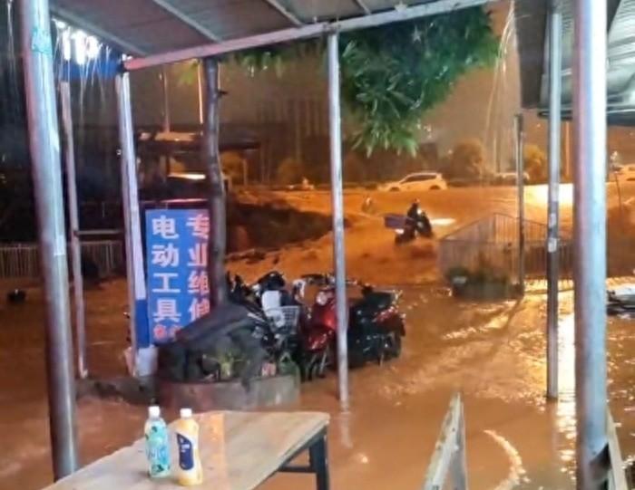 南宁一外卖小哥送餐途中被洪水冲走 当地回应:已被救回,所幸没有受伤(图1)