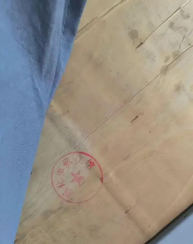 学生宿舍床板印有殡仪馆公章?刚刚,官方回应!(图3)