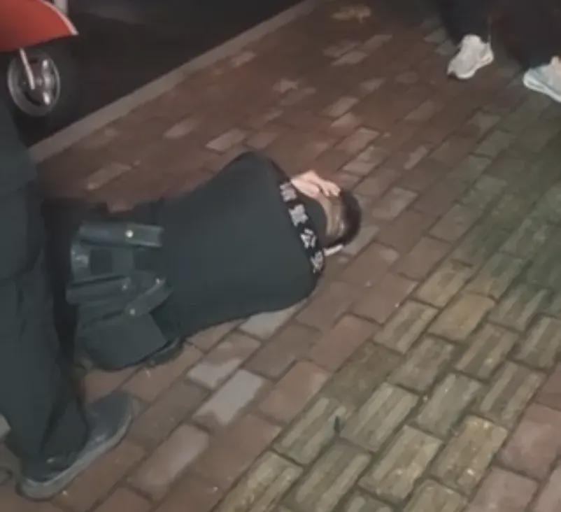 浙江诸暨警方通报:一醉酒男子击打辅警头部致辅警受伤倒地,已被采取刑事强制措施(图2)