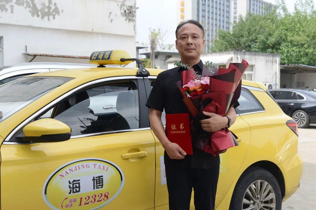 “的哥”眼神一扫,后排竟是嫌疑人!警方现场缴获赃款40余万元(图6)