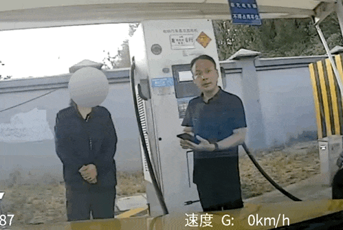 “的哥”眼神一扫,后排竟是嫌疑人!警方现场缴获赃款40余万元(图2)