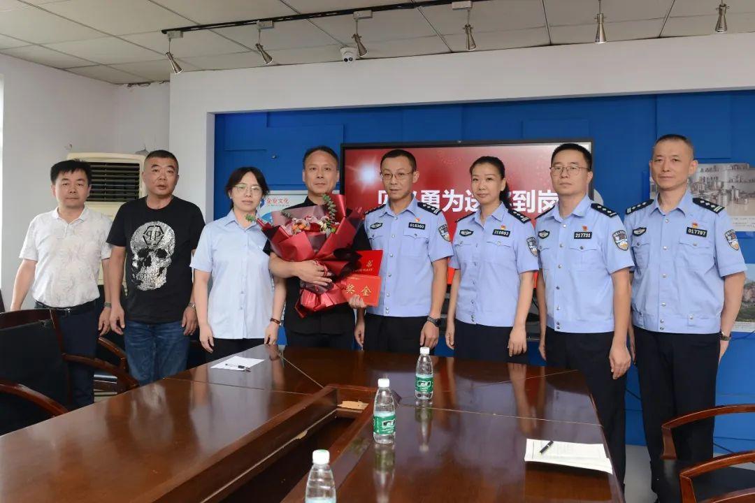 “的哥”眼神一扫,后排竟是嫌疑人!警方现场缴获赃款40余万元(图5)
