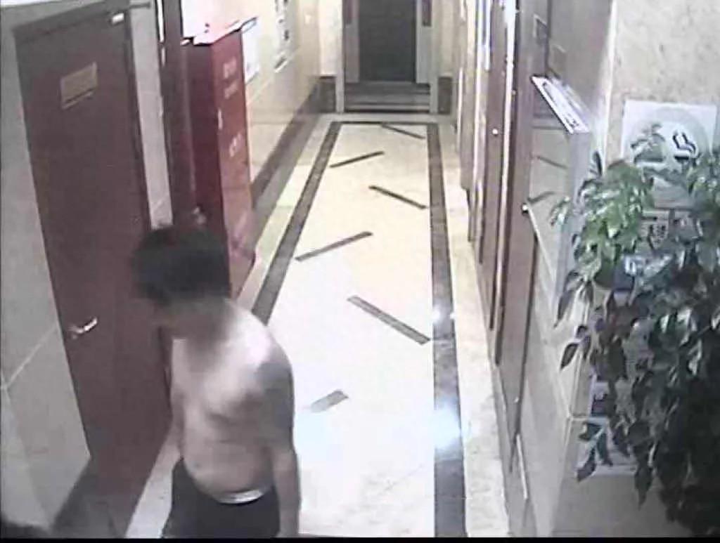 惊魂!上海女子凌晨报警:有陌生男子赤膊闯入,警方现场勘验发现重要线索(图1)