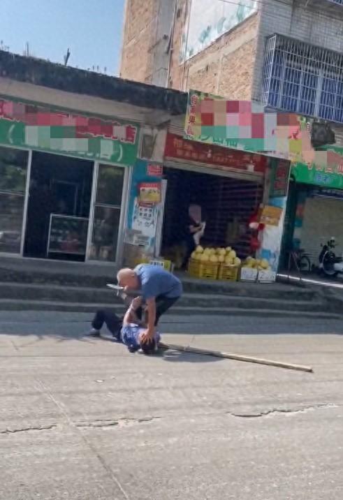 广西陆川县一老人持刀将城管按倒在地,回应:双方都没受伤,目前已和解(图1)