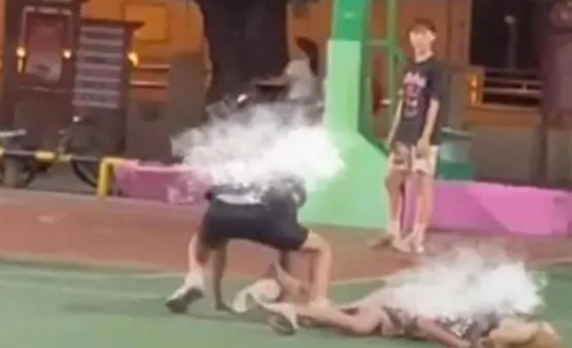 广东揭阳一男孩在篮球场上飞脚踹倒女孩,警方通报:未满十四周岁(图2)