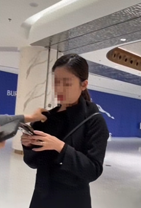 “聊骚”顾客叫“爸爸”遭原配上门大闹的LV柜姐已报警,法学专家:原配行为可能侵权(图1)