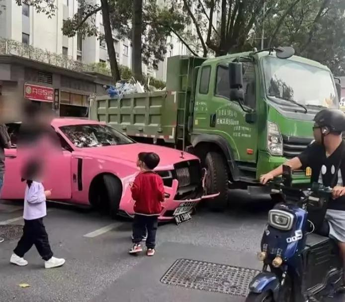广州一货车撞上粉色劳斯莱斯被认定全责,司机发抖,女车主淡定拍照,老公还很开心(图3)