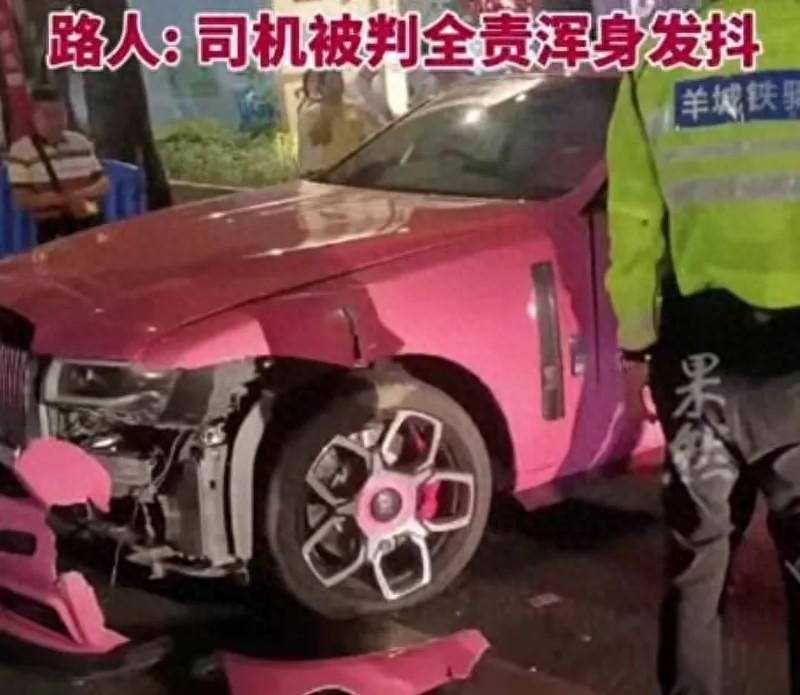广州一货车撞上粉色劳斯莱斯被认定全责,司机发抖,女车主淡定拍照,老公还很开心(图1)