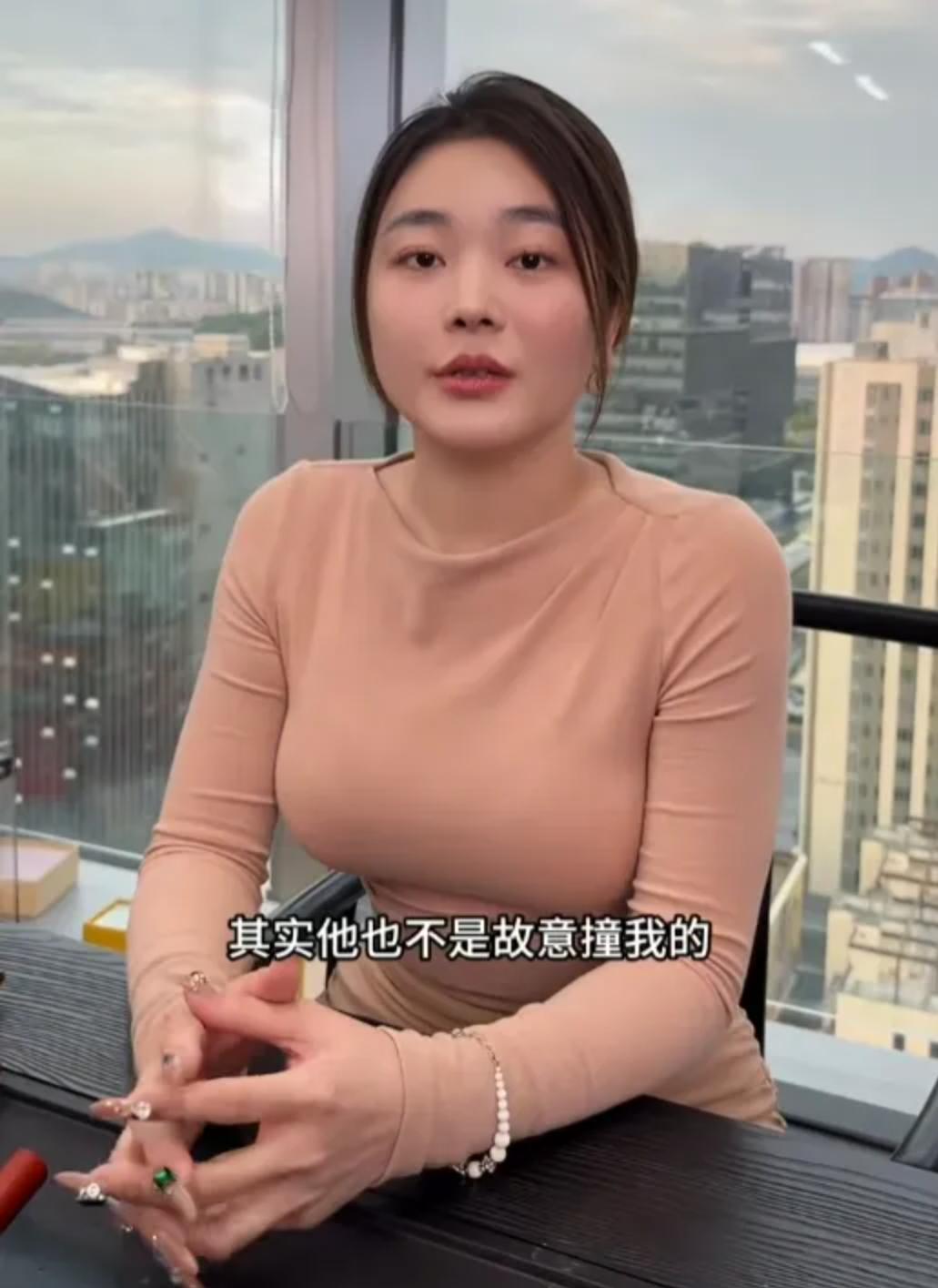 广州一货车撞上粉色劳斯莱斯被认定全责,司机发抖,女车主淡定拍照,老公还很开心(图4)