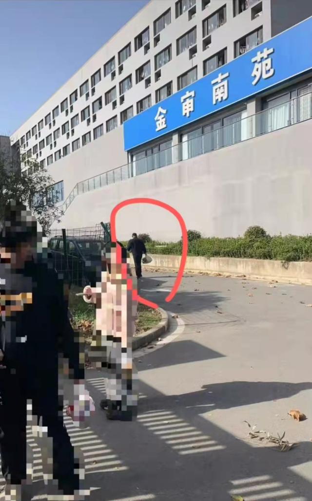 南京一高校保安偷学生外卖半学期？校方：若属实肯定处理(图3)