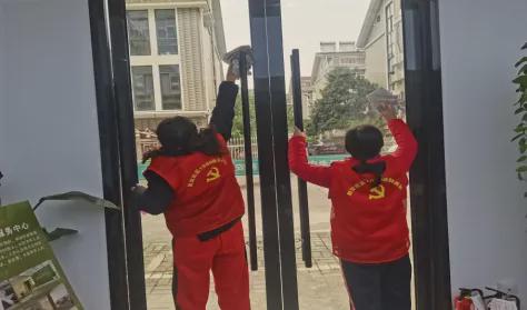 新安社区:窗明几净迎元旦 暖心服务助老情(图1)