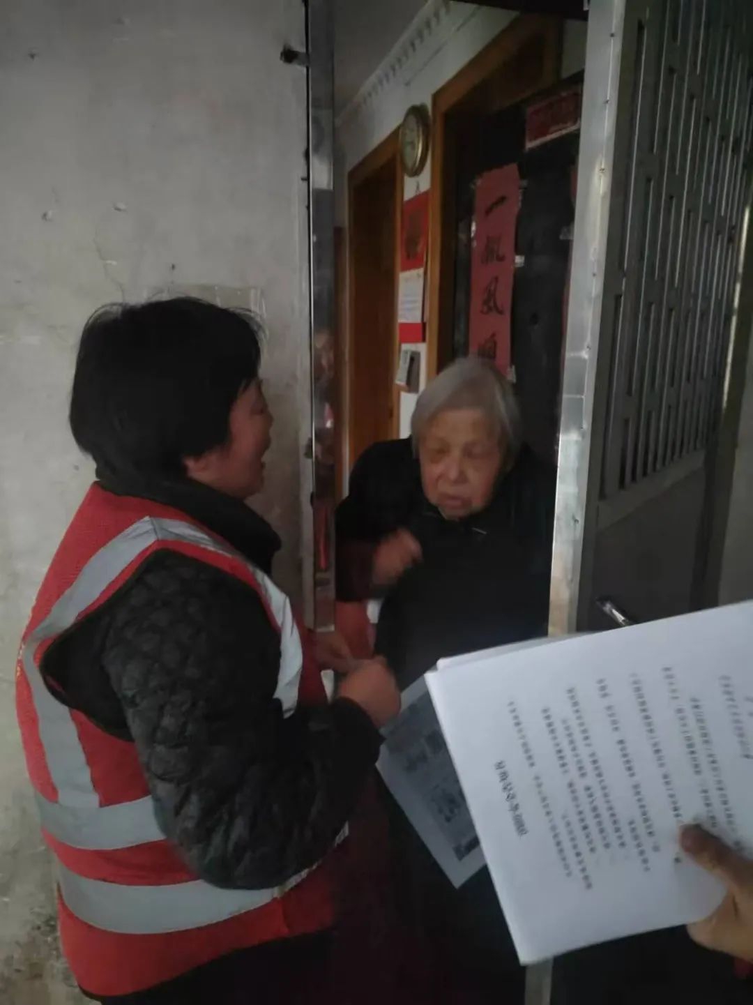 垃圾分类进万家 绿色理念入人心 | 丁家庄社区持续开展垃圾分类入户宣传(图1)