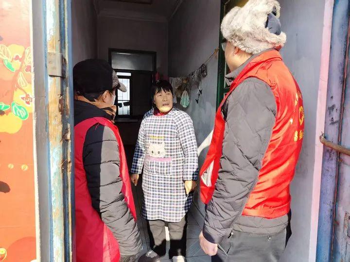社区走访排查烧柴烧煤住户,开展防火防中毒行动(图2)