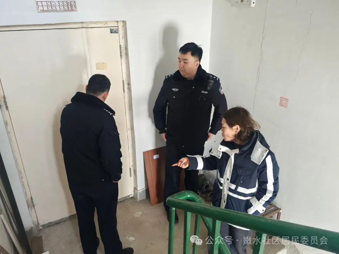 清理楼道杂物 畅通安全通道(图1)
