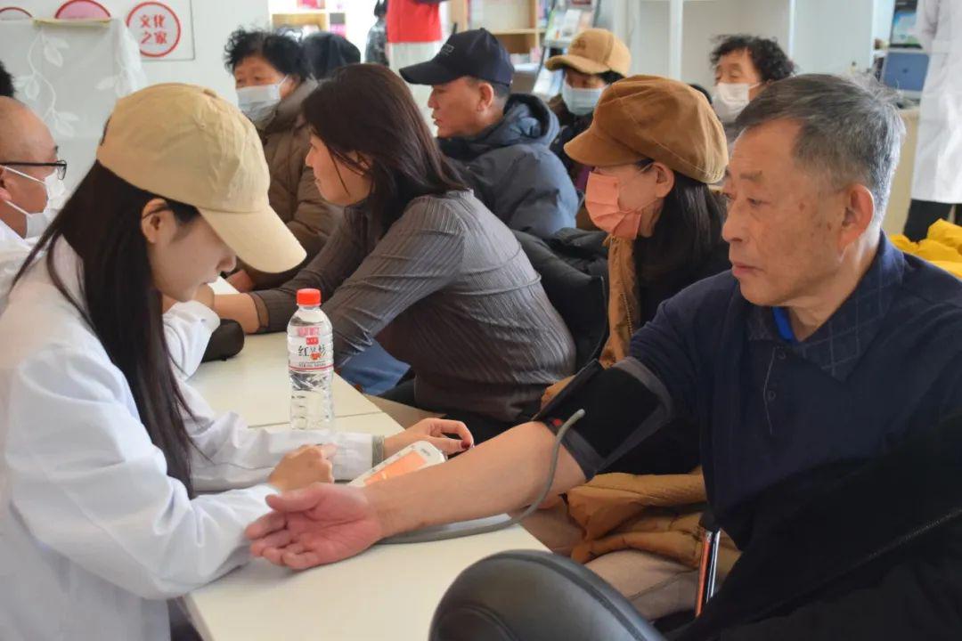 东兴街道学府社区开展“关爱健康 乐享生活”健康咨询活动(图2)