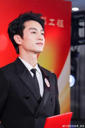 陈晓官宣离婚后首现身，身穿西装状态不错(图1)