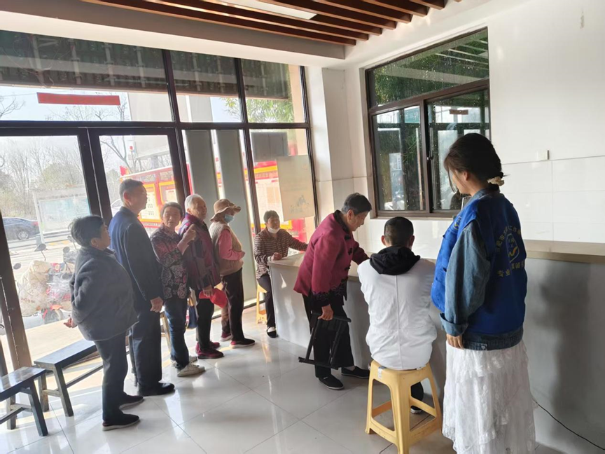 洪塘社区开展“关爱老年人眼健康”义诊活动(图1)