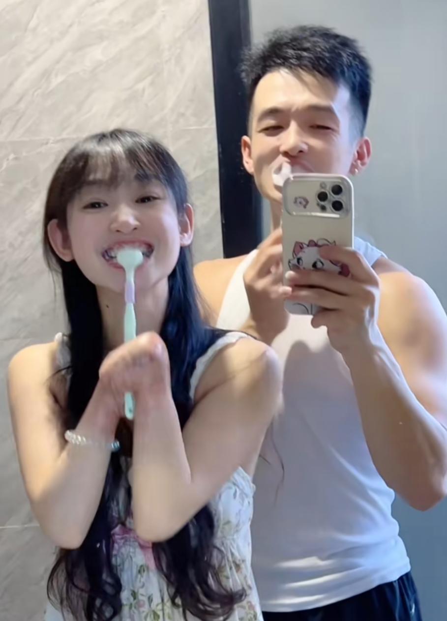 00后“无手”女孩怀孕遭恶评，丈夫怒怼：爱比健全更重要！(图2)