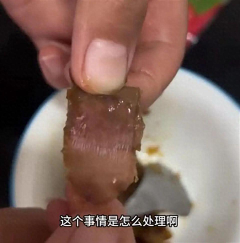 粽子吃出带血创可贴？来伊份回应:已全面下架(图1)