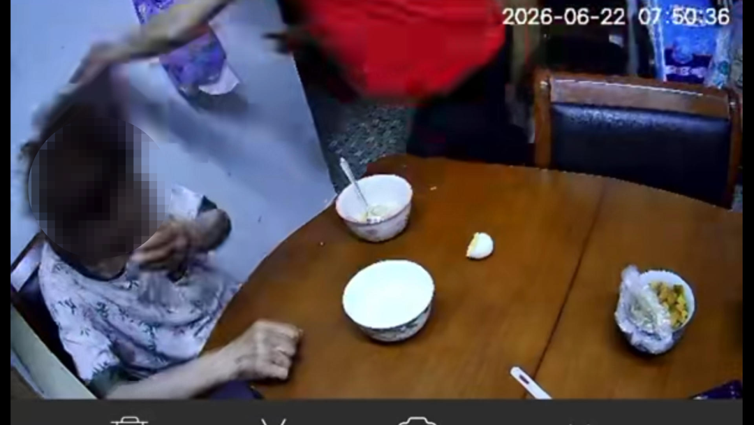 “天鹅到家”一保姆被指多次对85岁老人实施暴力虐待，监控拍下画面：扇巴掌、揪头发(图1)