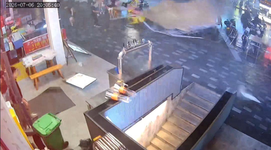 湖北黄冈一商铺监控记录下龙卷风瞬间,商户:就几分钟威力太大了,女客人被风刮倒受伤(图1)